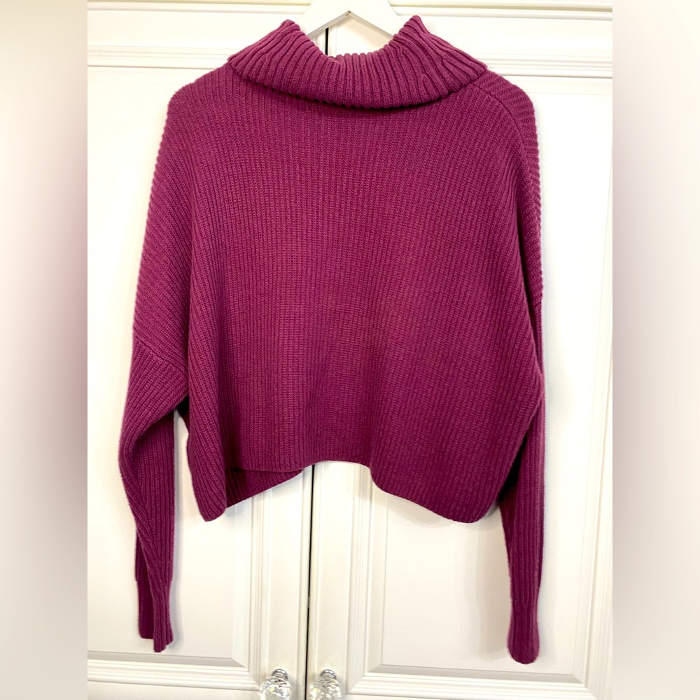 Women’s Hollister Size Small Purple Cropped Cowl Neck Oversized Sweater